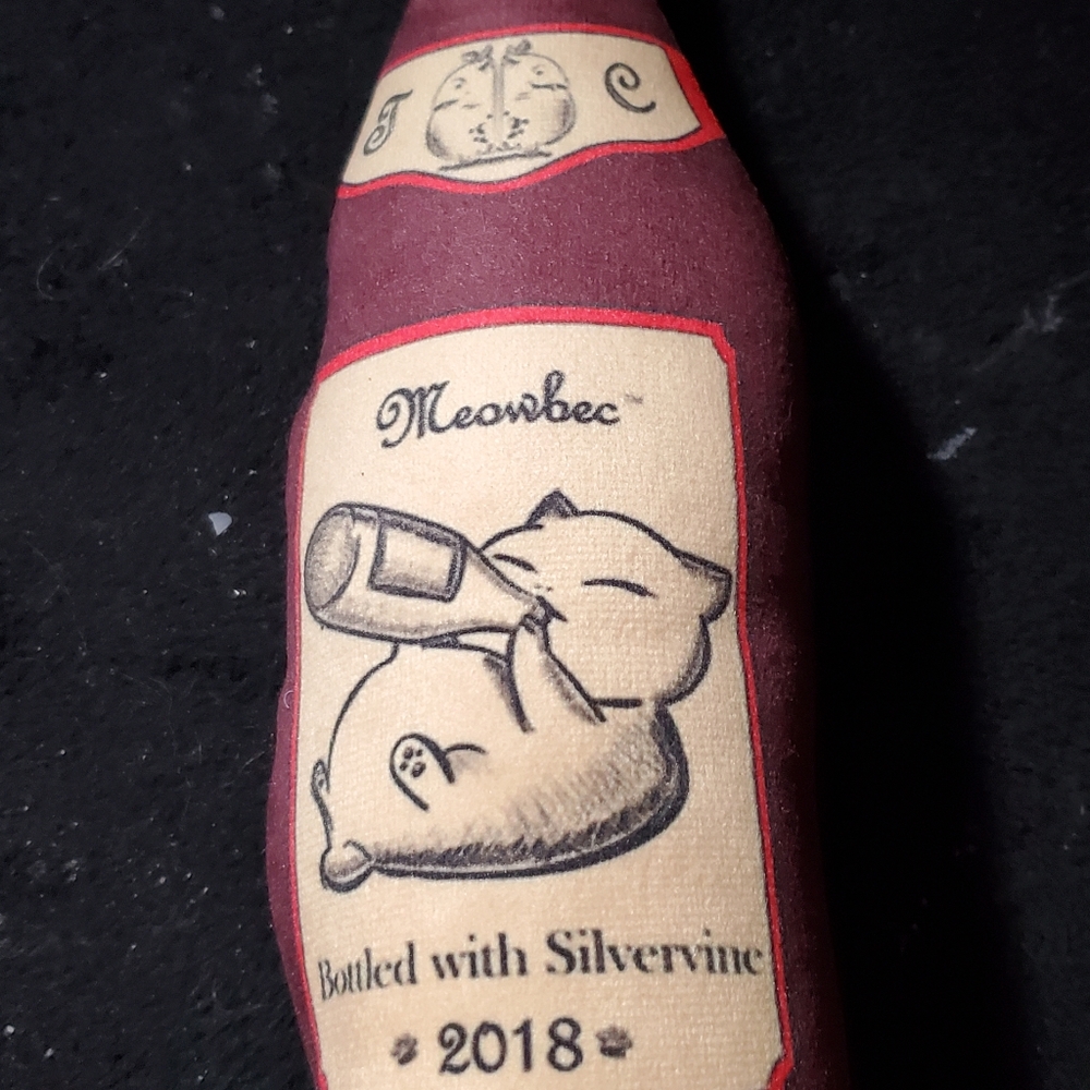 Cat toy Meowbec wine
